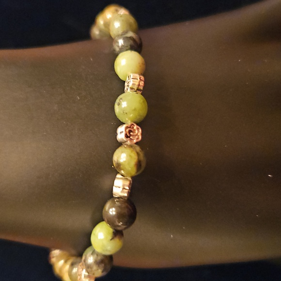 Jewelry - Elegant Green Beaded Bracelet